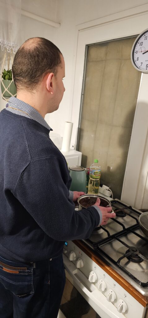 asystowanie przy przyrządzaniu posiłku na kuchence gazowej