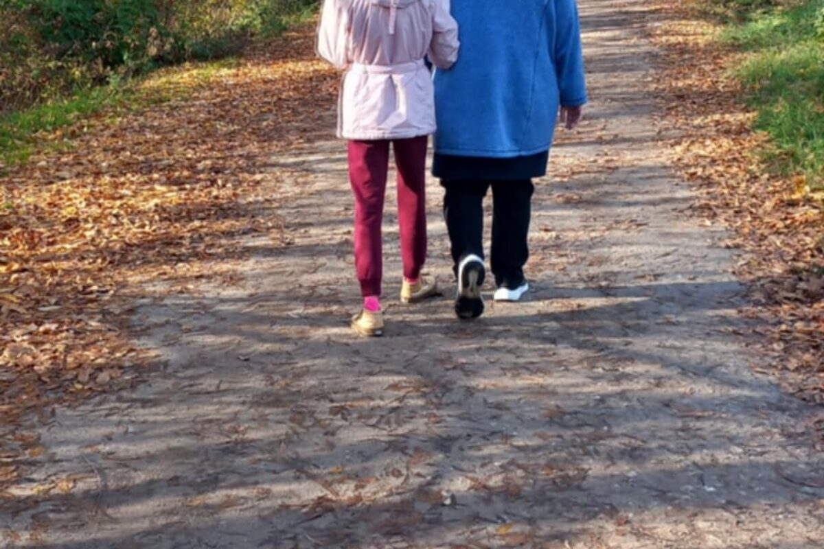 uczestnik z asystentem podczas spaceru