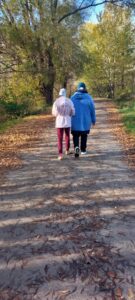 uczestnik z asystentem podczas spaceru