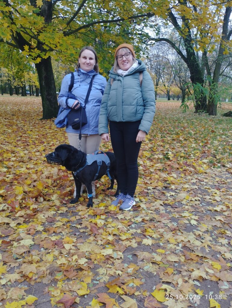 Uczestnik z psem przewodnikiem oraz asystent - wspólna wyprawa do lasu