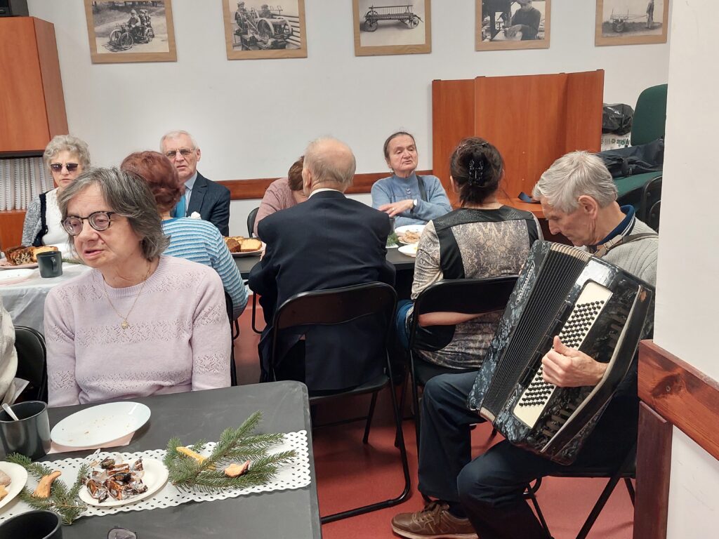 śpiewanie kolęd przy grającym akordeonie