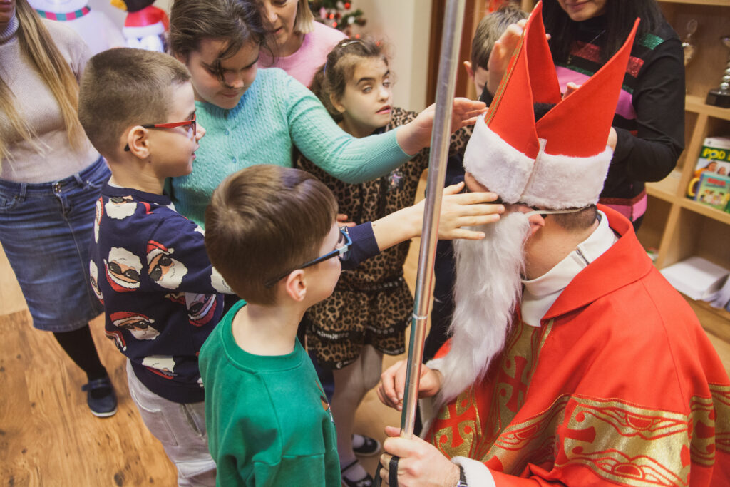 Uczniowie szkoły podstawowej brajlują postać św. Mikołaja