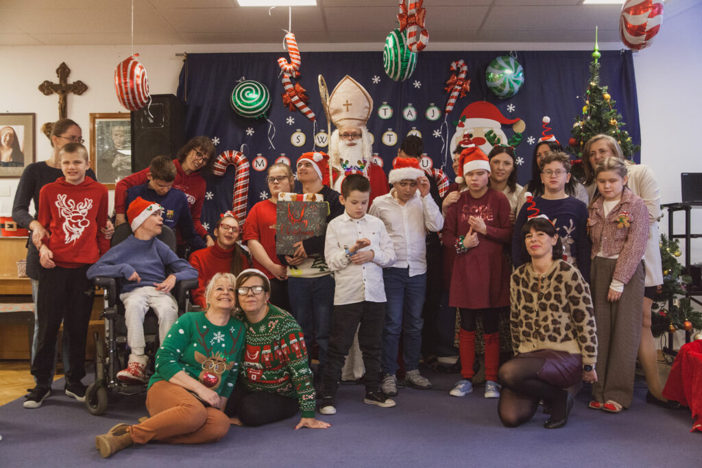 Zdjęcie grupowe uczniów ze szkoły św. Maksymiliana ze św. Mikołajem