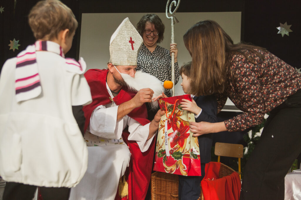 Przedszkolak ciągnie św. Mikołaja za brodę