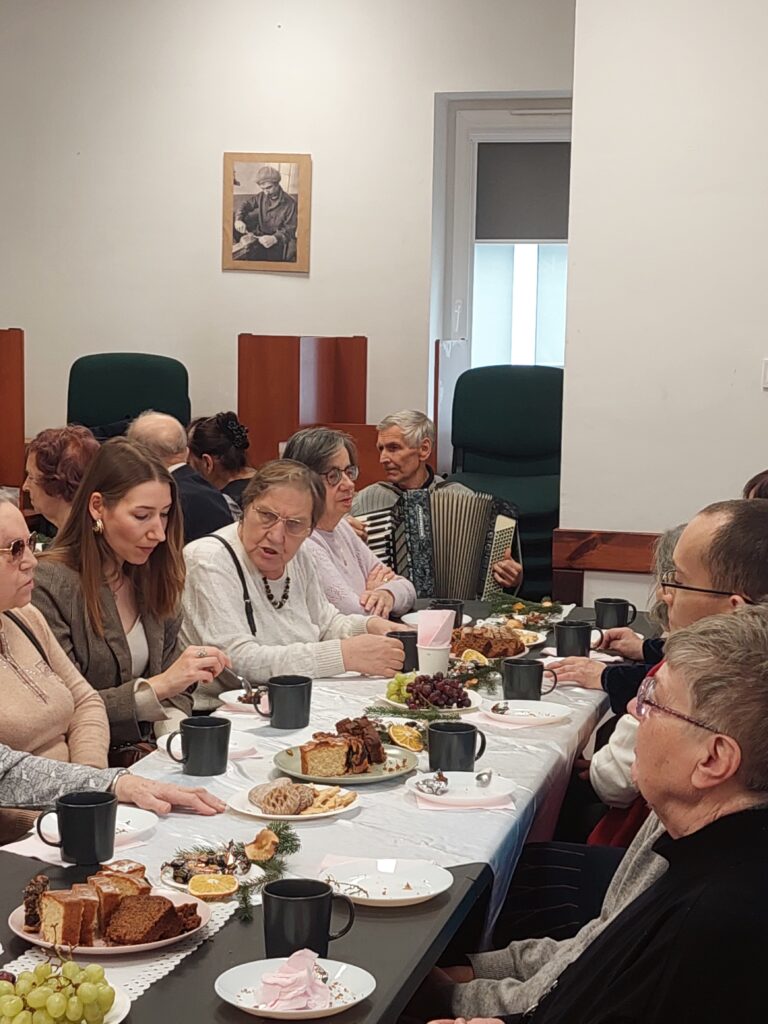 uczestnicy śpiewający kolędy