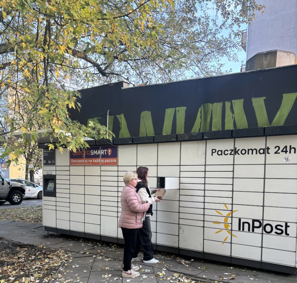 odbieranie paczki z paczkomatu