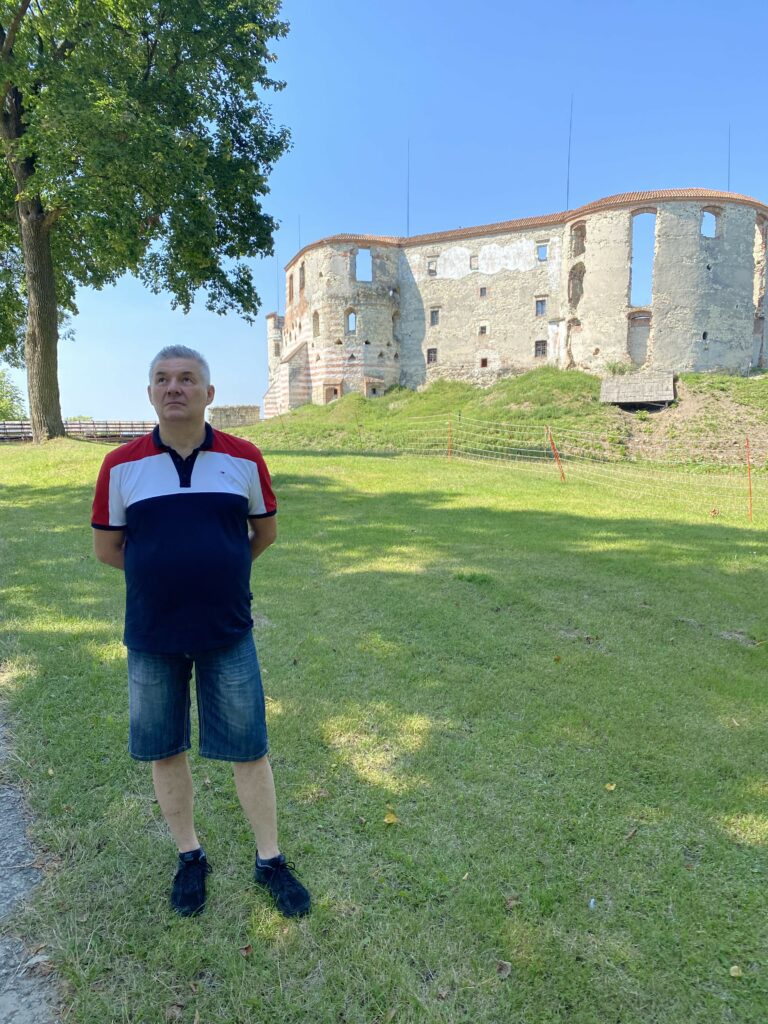 uczestnik na wycieczce krajoznawczej