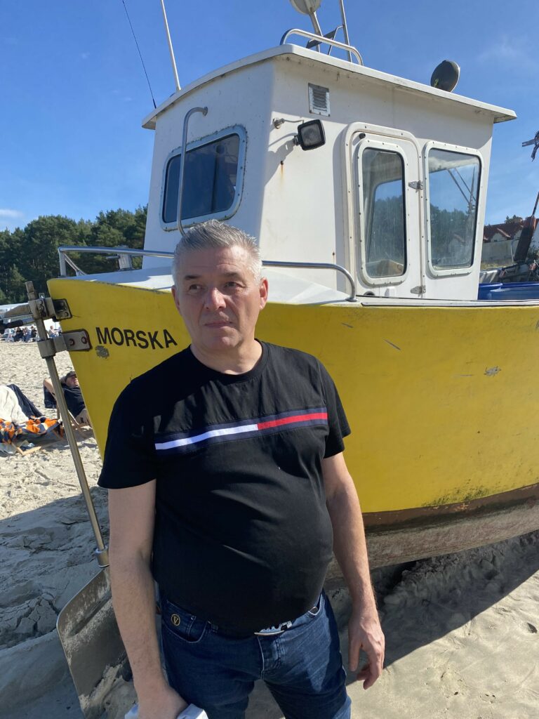 uczestnik przez kutrem rybackim