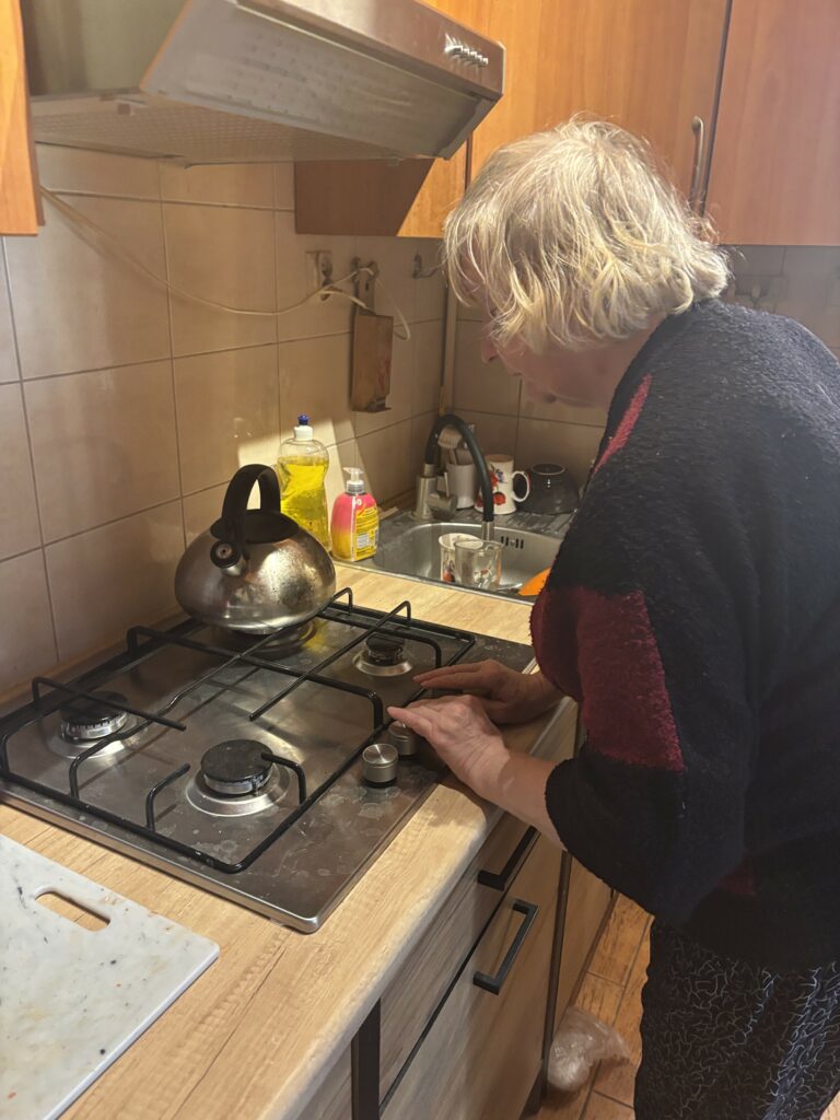 uczestnik sprawdzający wyłączenie  kuchenki gazowej