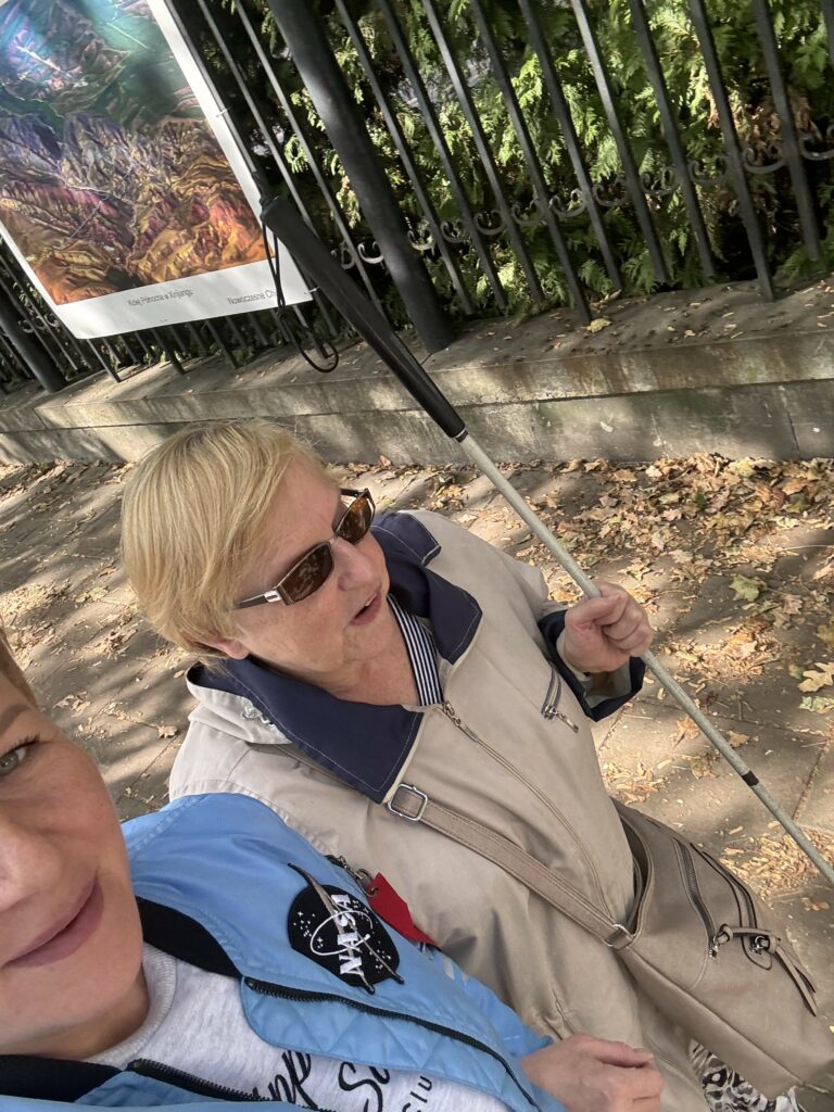 asystent z uczestnikiem podczas spaceru