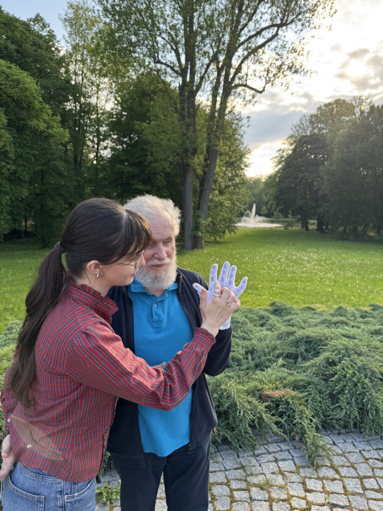 uczestnik z asystentem w parku