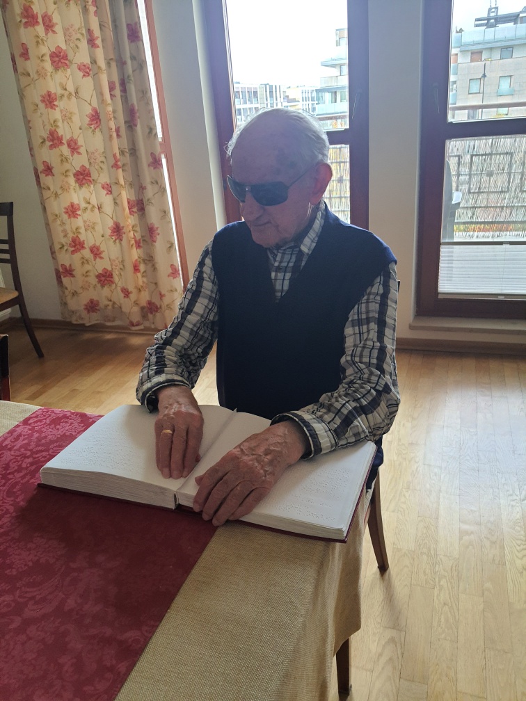 uczestnik czytający brajlem