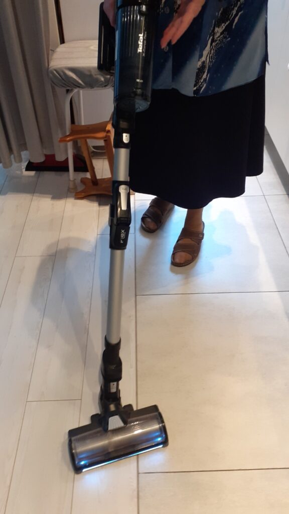 uczestnik odkurzający podłogę