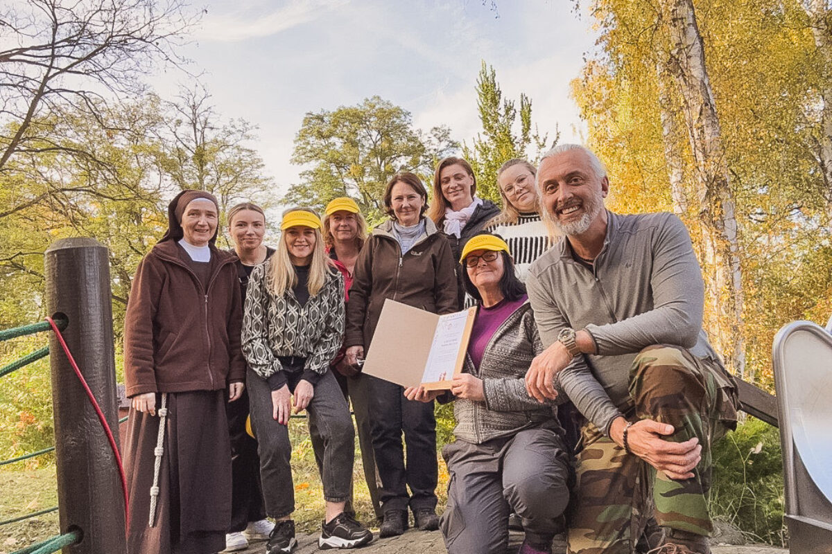 Grupa wolontariuszy po pracy.