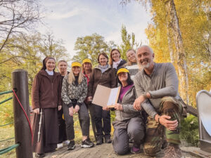 Grupa wolontariuszy po pracy.