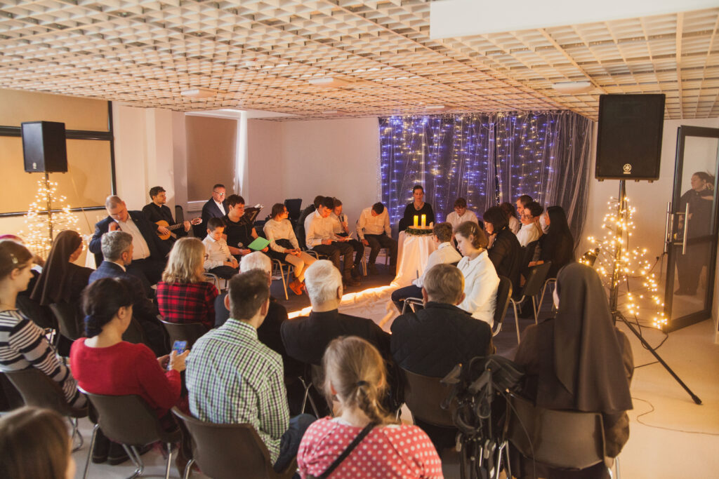 Widok na występujących uczniów i widownię.