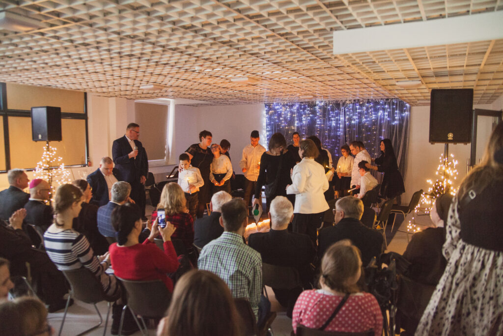 Zakończenie występu i oklaski dla uczniów.