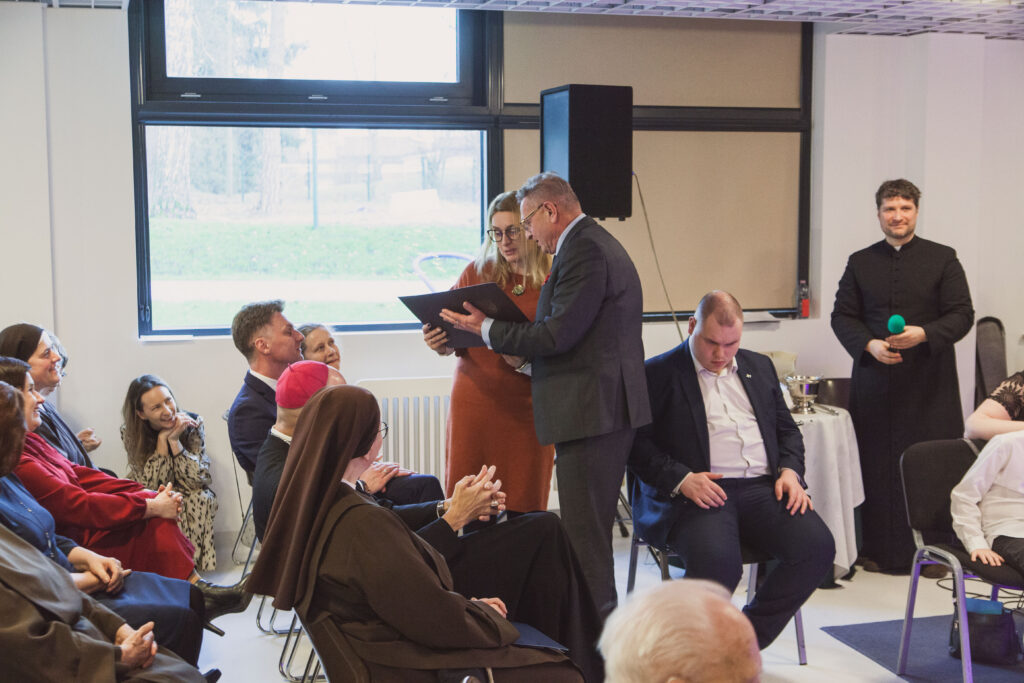 wręczenie bonu przez Wojciecha Białasa