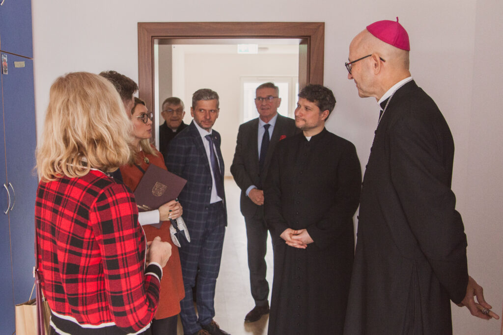 Arcybiskup zwiedza nowy budynek internatu