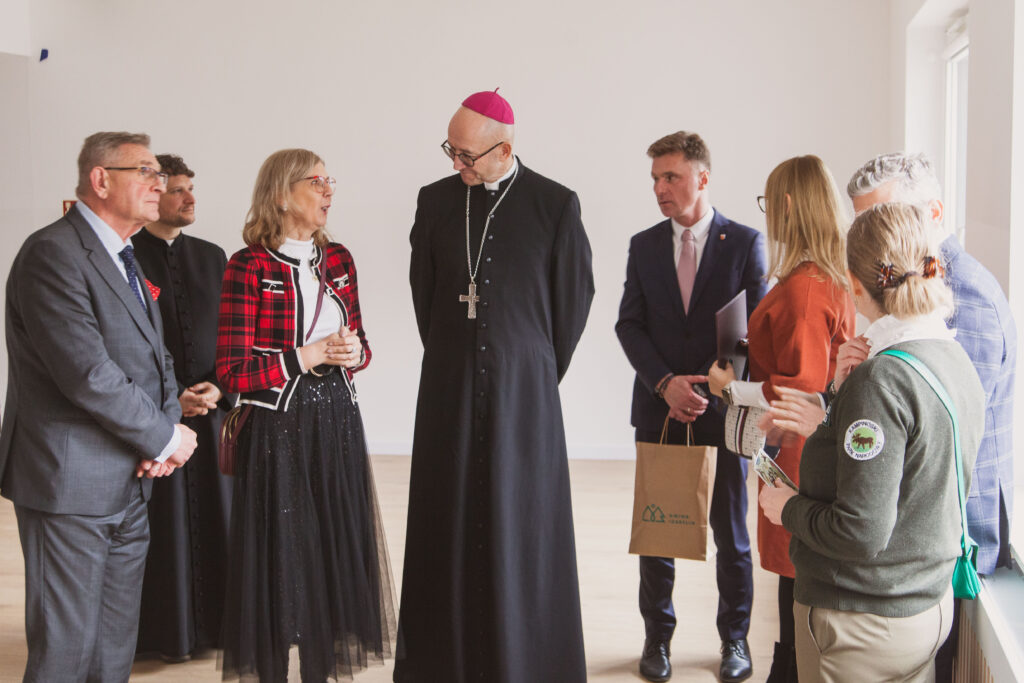 Arcybiskup zwiedza nowy budynek internatu