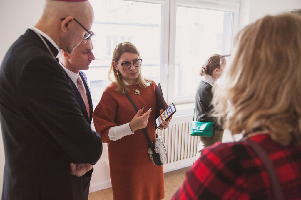 Arcybiskup zwiedza nowy budynek internatu