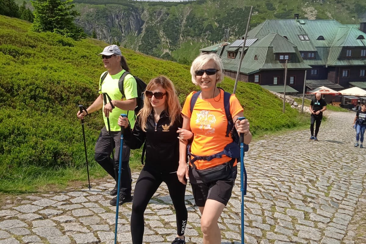 osoba z niepełnosprawnością wzroku z asystentem na wycieczce w górach