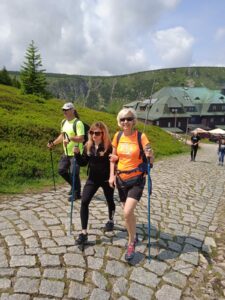 osoba z niepełnosprawnością wzroku z asystentem na wycieczce w górach