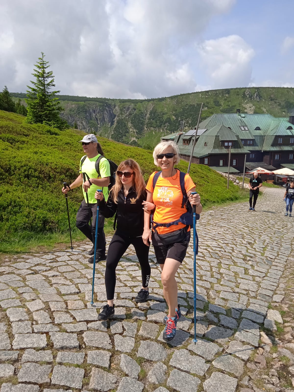 osoba z niepełnosprawnością wzroku z asystentem na wycieczce w górach