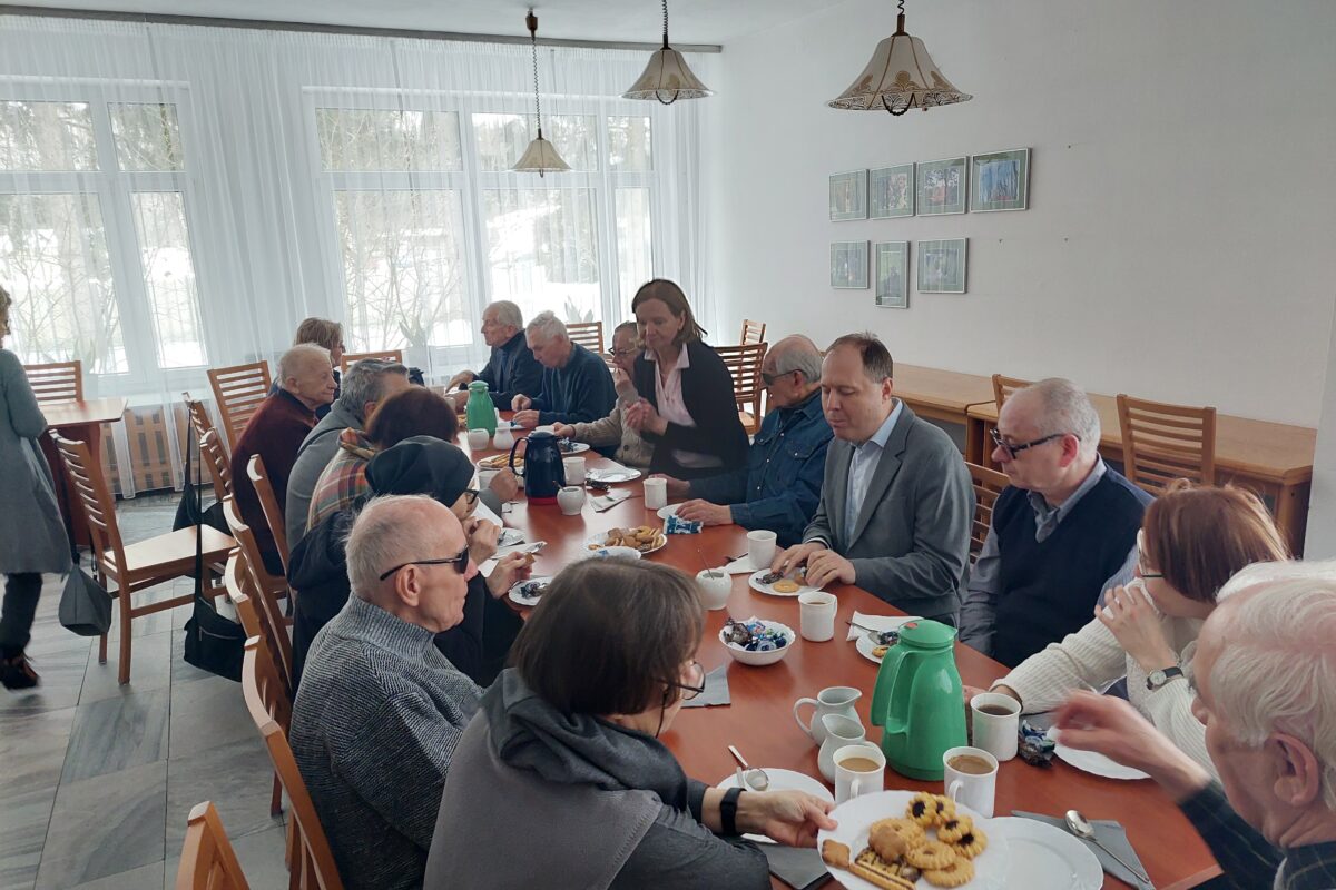 uczestnicy spotkania, siedzący przy długim stole