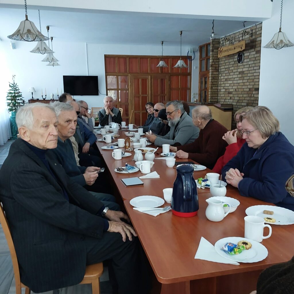 uczestnicy siedzący przy stole w Domu Przyjaciół