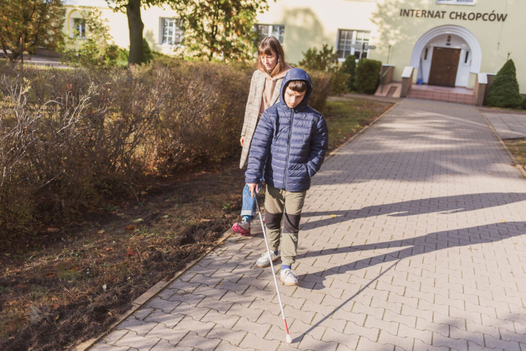 Uczeń z białą laską