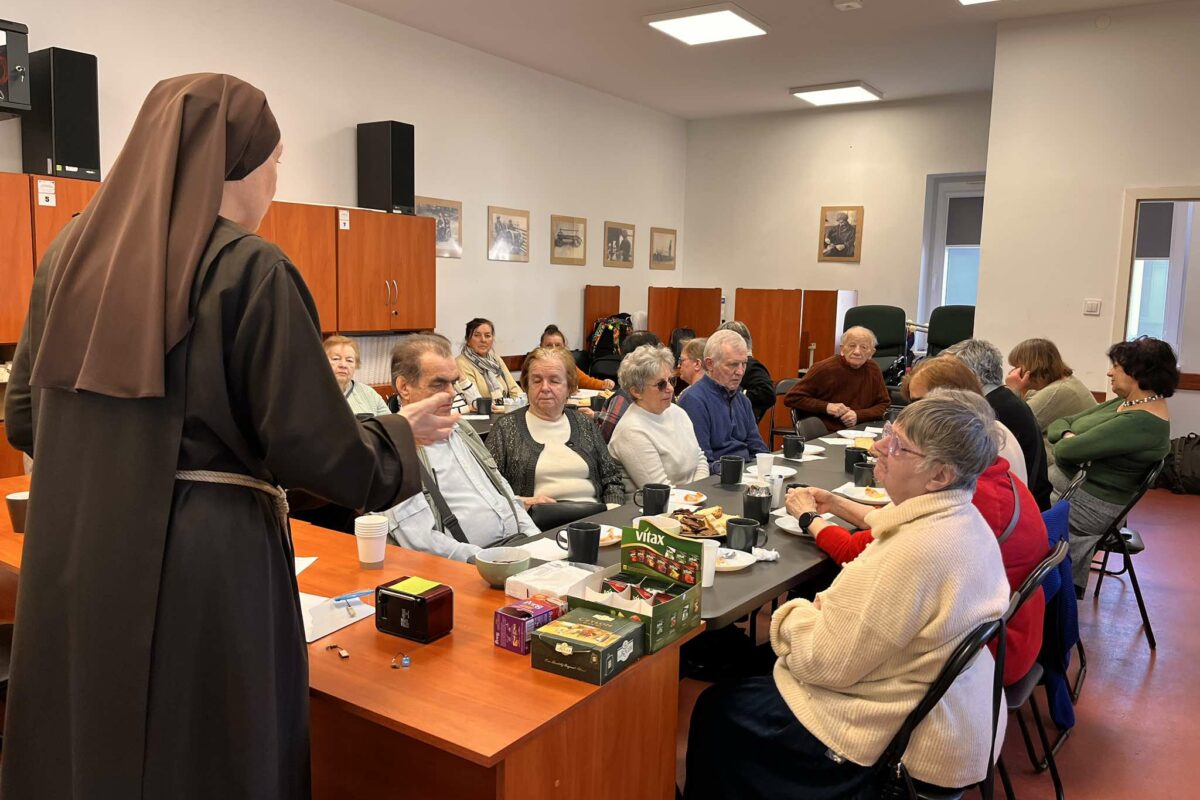 Siostra Lidia przemawiająca do siedzących w sali absolwentów