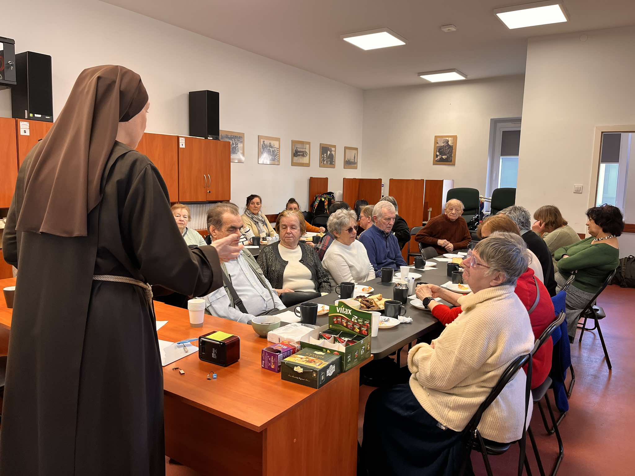 Siostra Lidia przemawiająca do siedzących w sali absolwentów
