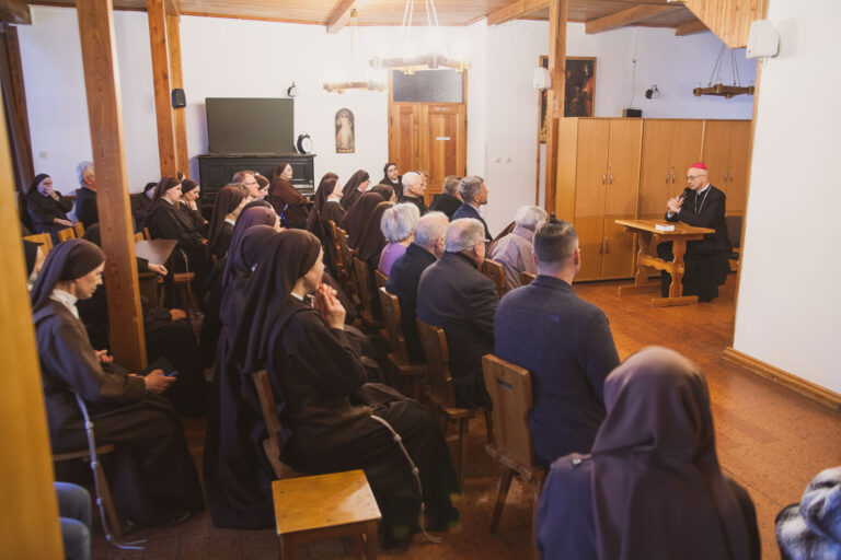 sala w domu św. Franciszka, Arcybiskup, Siostry FSK, pracownicy, mieszkańcy Ośrodka