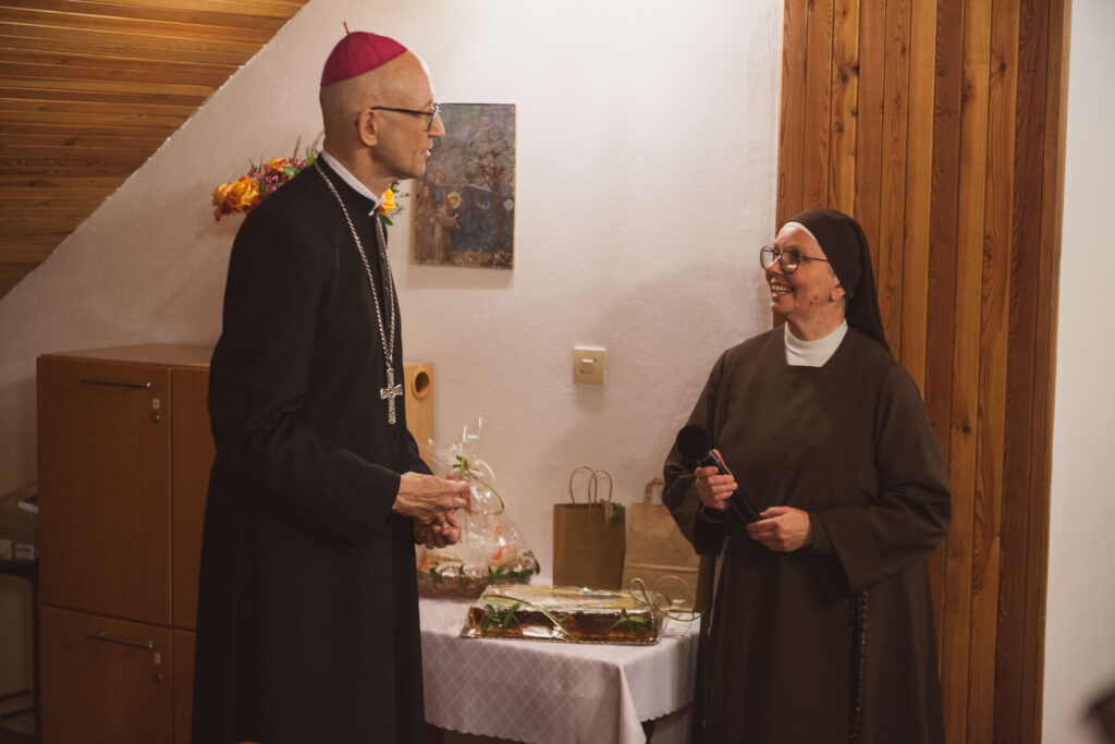 sala w domu św. Franciszka, Arcybiskup, Siostry FSK, pracownicy, mieszkańcy Ośrodka