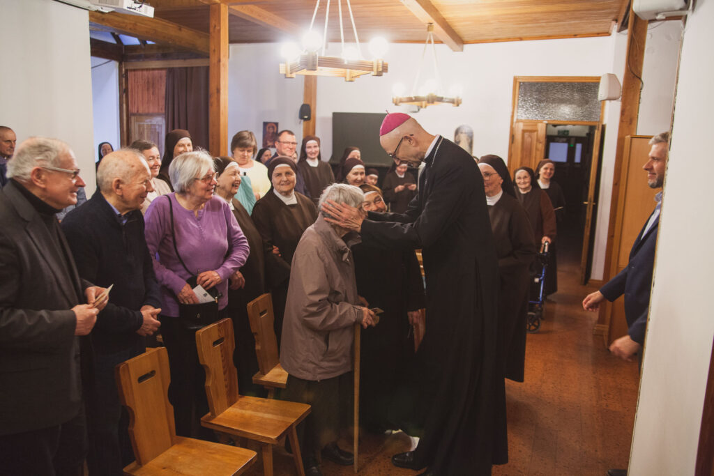 sala w domu św. Franciszka, Arcybiskup, Siostry FSK, pracownicy, mieszkańcy Ośrodka