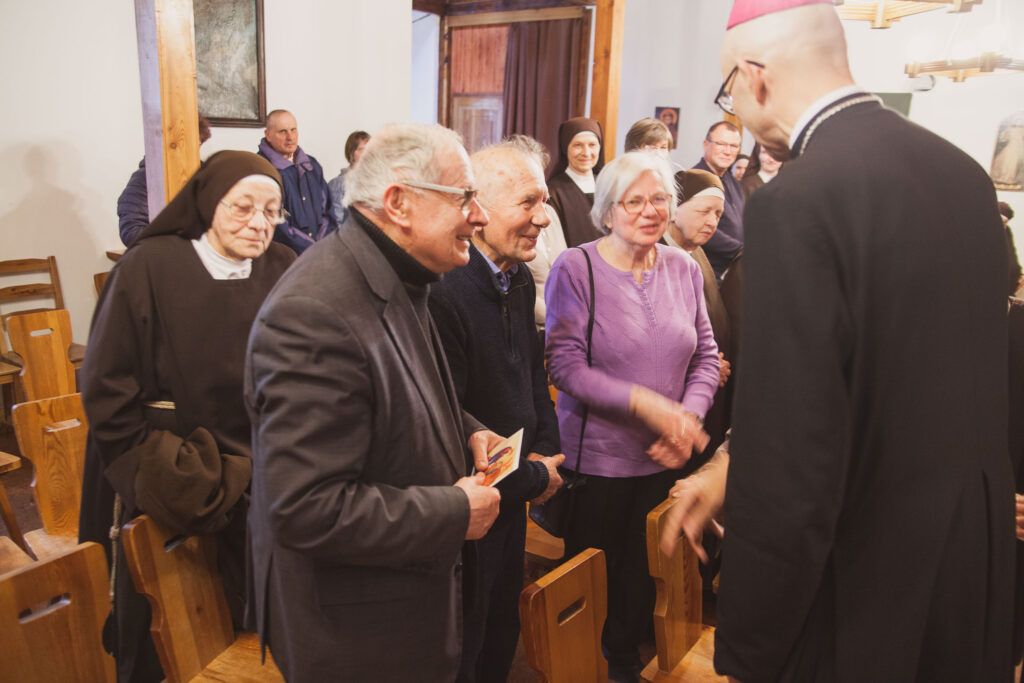 sala w domu św. Franciszka, Arcybiskup, Siostry FSK, pracownicy, mieszkańcy Ośrodka