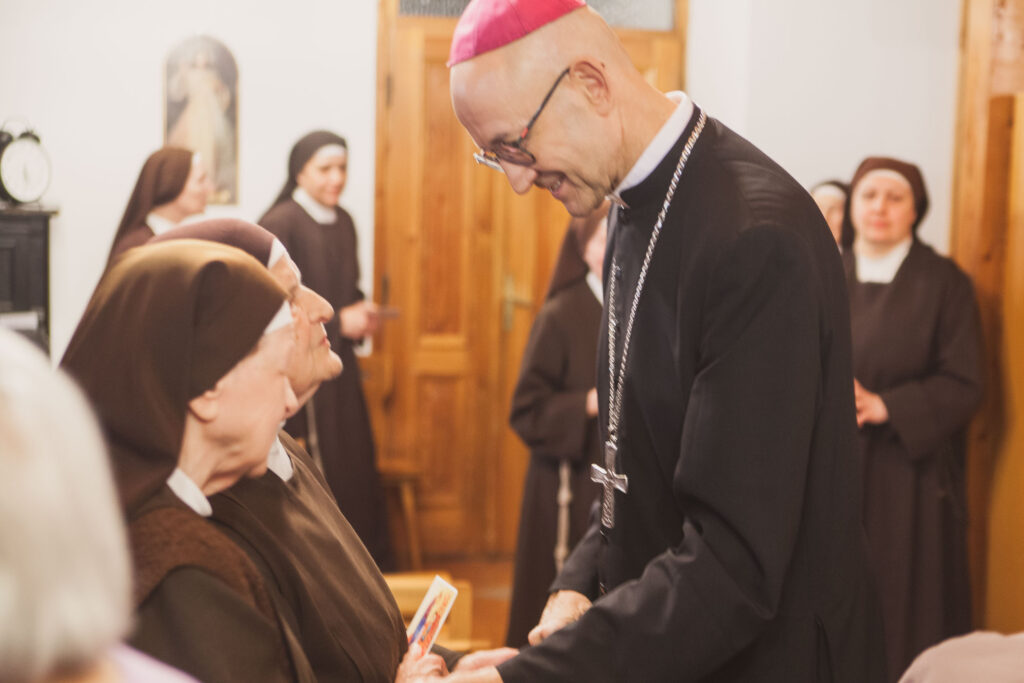 sala w domu św. Franciszka, Arcybiskup, Siostry FSK, pracownicy, mieszkańcy Ośrodka