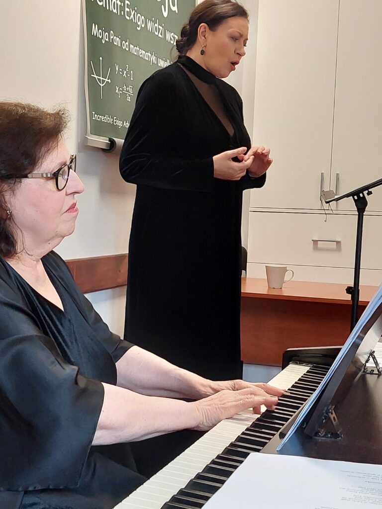 w tle śpiewająca aktorka Teatru Polskiego i pani grająca na pianinie elektrycznym