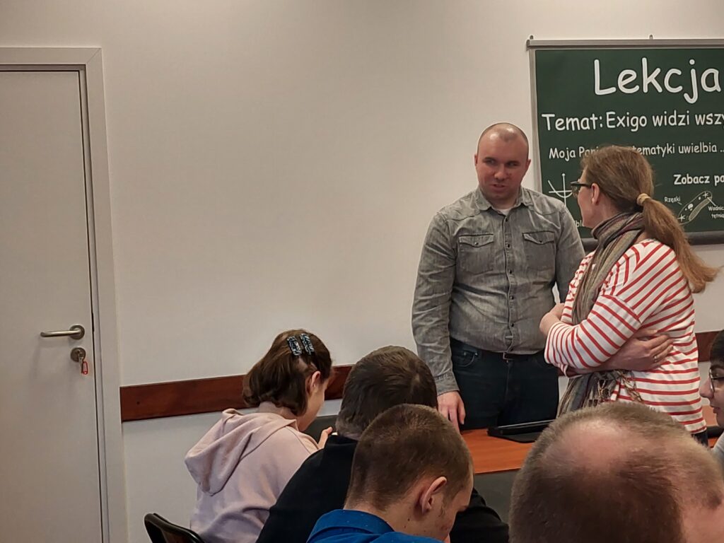 pracownik działu omawia funkcjonalności wybranych sprzętów, uczniowie słuchają