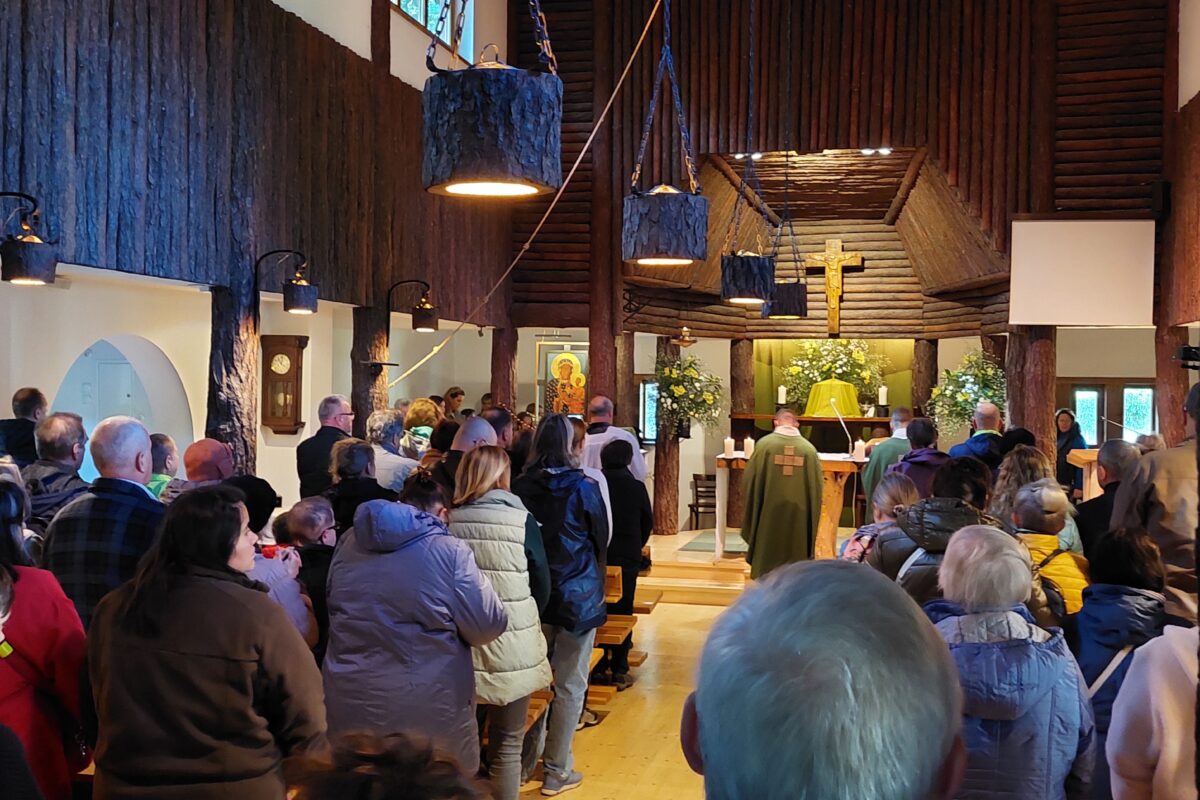 Absolwenci podczas Mszy Świętej w Kaplicy