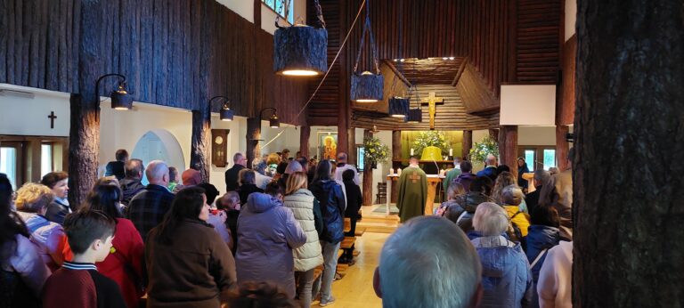 Absolwenci podczas Mszy Świętej w Kaplicy