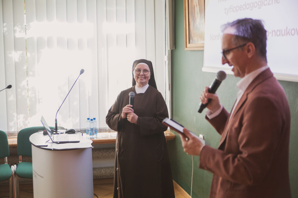 zdjęcie z konferencji w domu przyjaciół