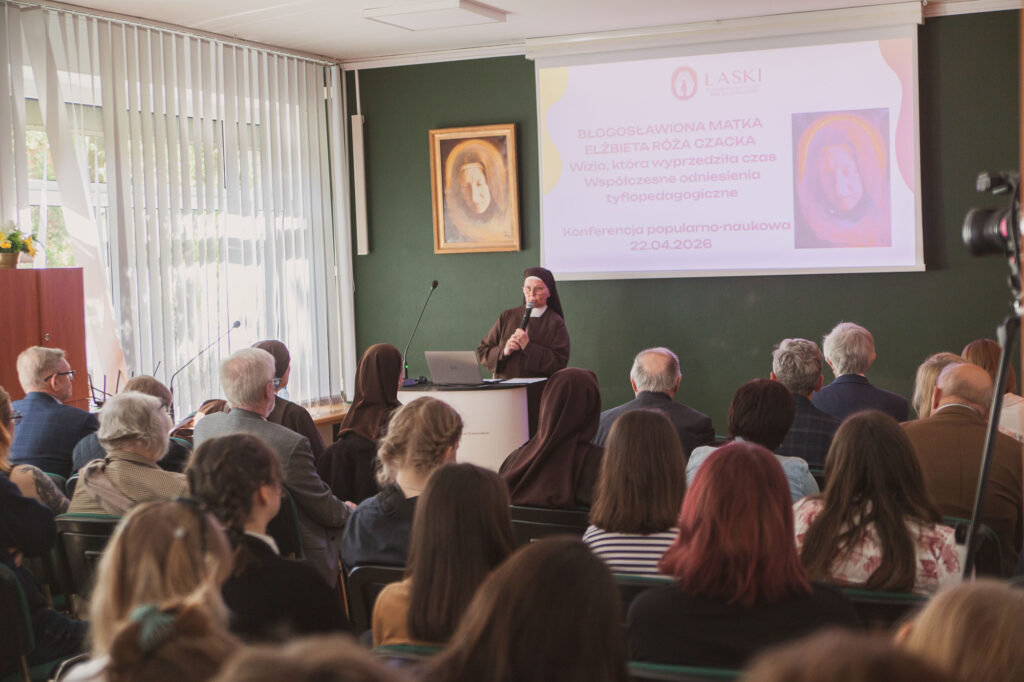 zdjęcie z konferencji w domu przyjaciół