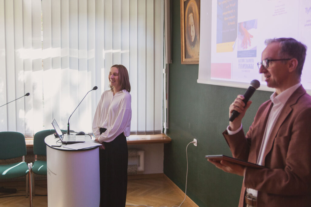 zdjęcie z konferencji w domu przyjaciół