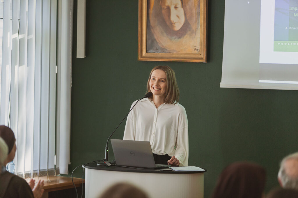 zdjęcie z konferencji w domu przyjaciół