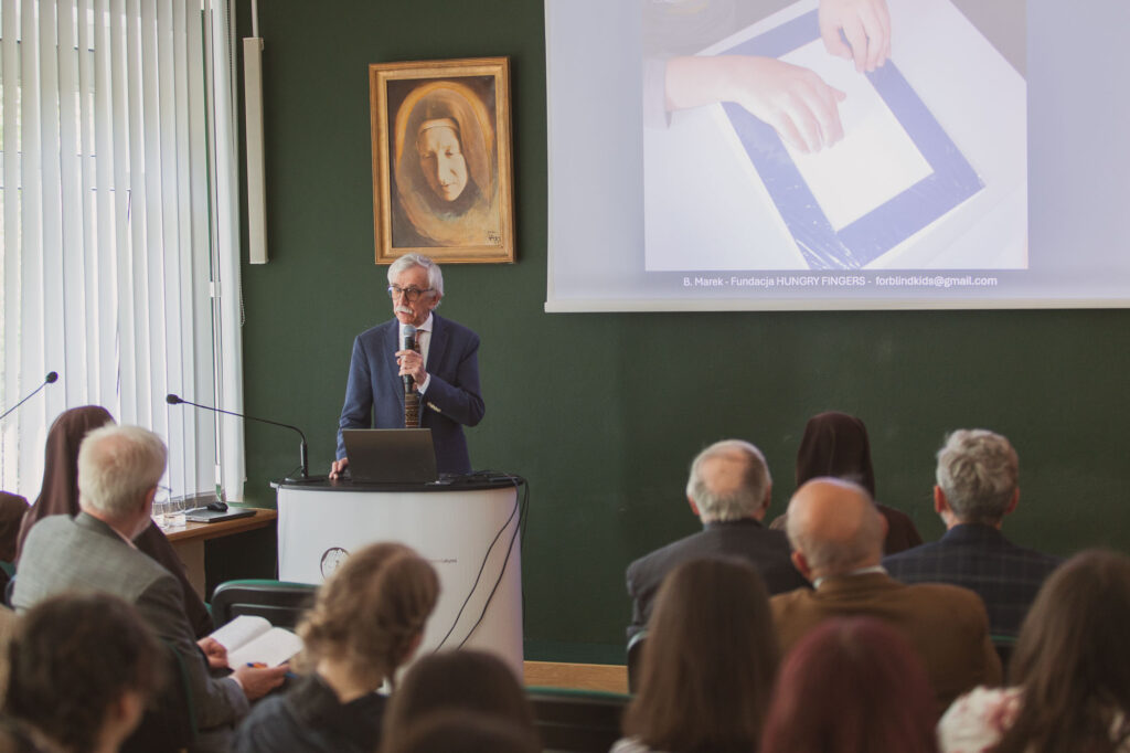 zdjęcie z konferencji w domu przyjaciół
