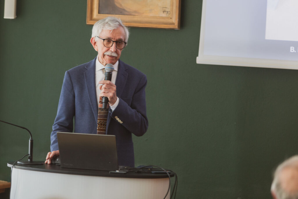 zdjęcie z konferencji w domu przyjaciół