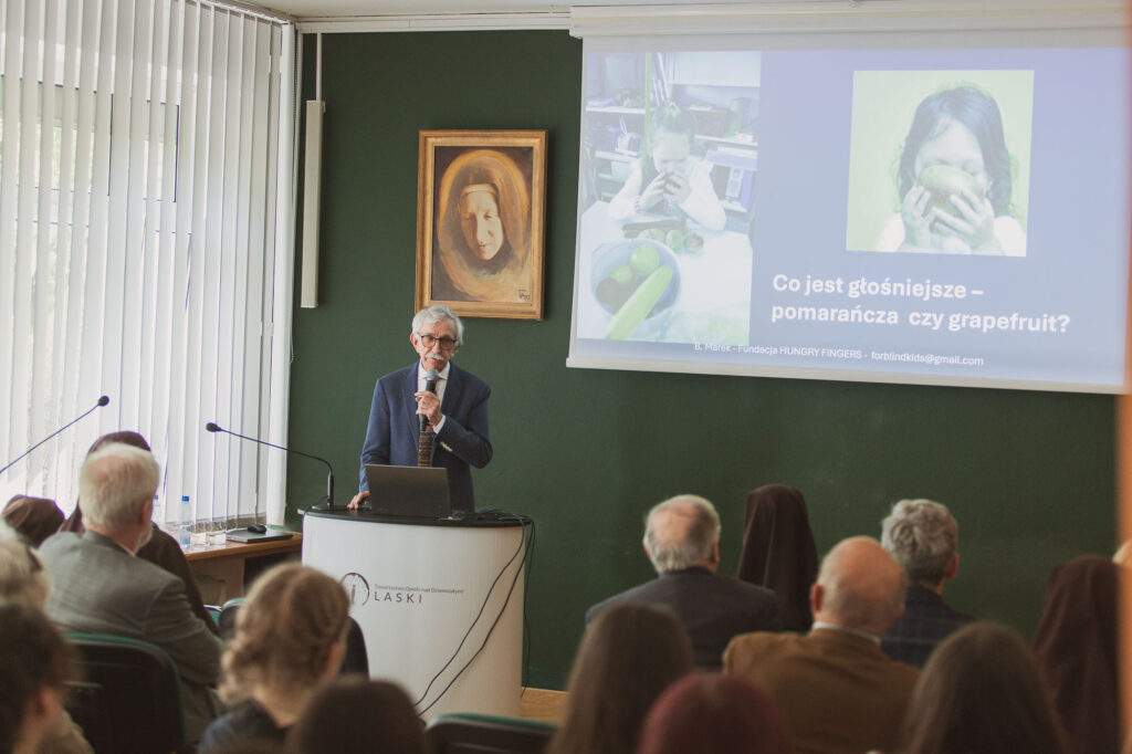 zdjęcie z konferencji w domu przyjaciół