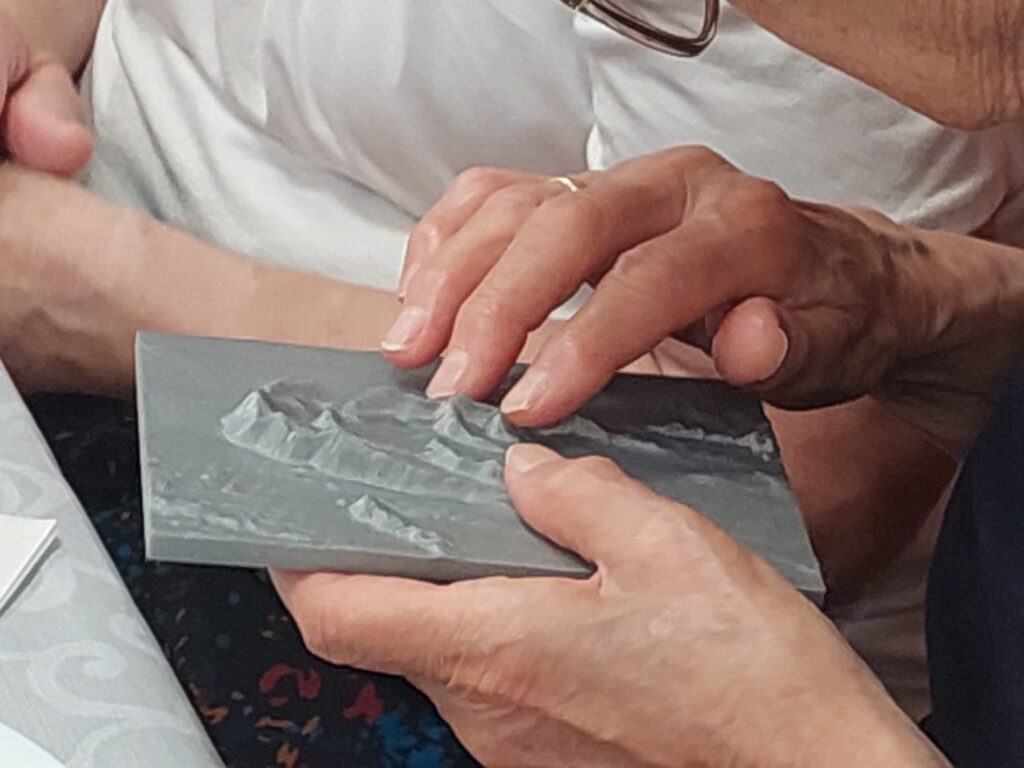 oglądanie dłońmi małej makiety wydm
